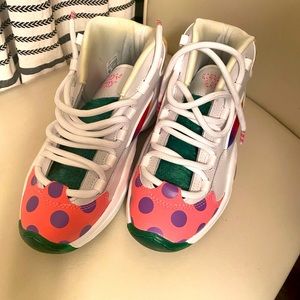 Womens sneakers size 7